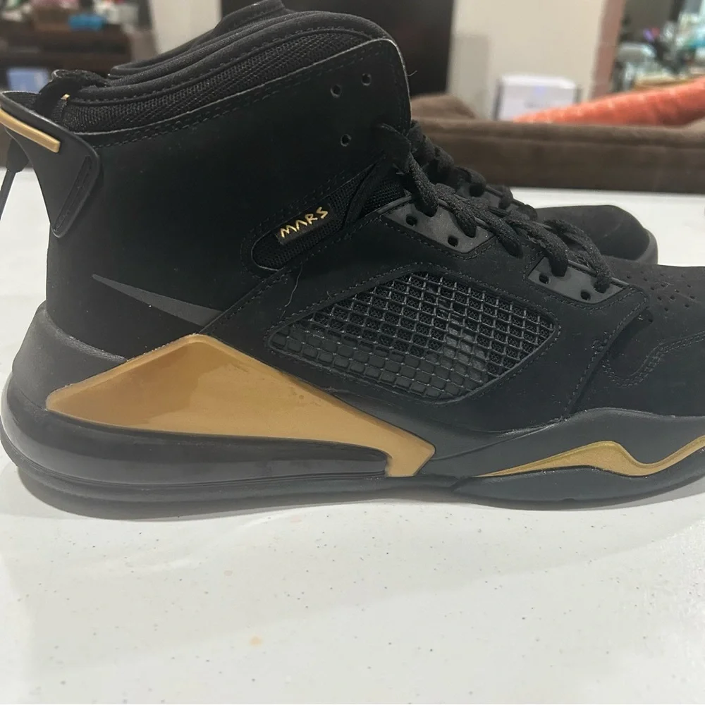 New Men’s Jordan Mars 270 Black & Gold Size 11